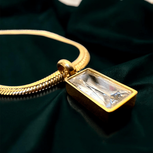 Collier “Élena” – Chaîne en Acier Inoxydable & Pendentif Géométrique Plaqué Or 18K