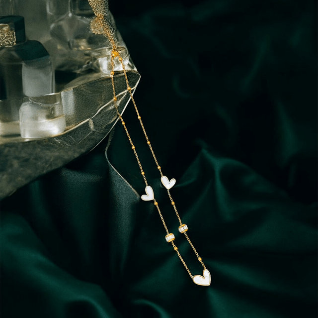 Collier-Ayla-en acier doré et cœurs nacrés