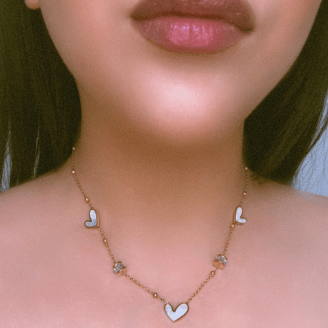 Collier-Ayla-en acier doré et cœurs nacrés