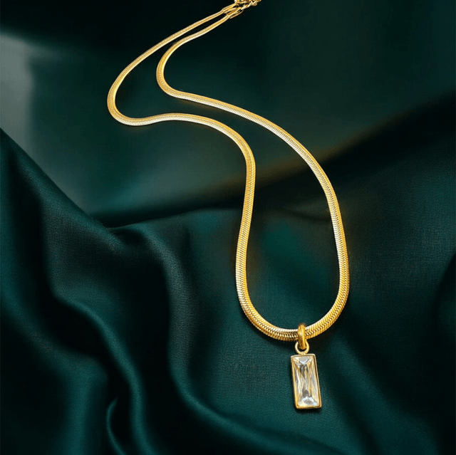 Collier “Élena” – Chaîne en Acier Inoxydable & Pendentif Géométrique Plaqué Or 18K