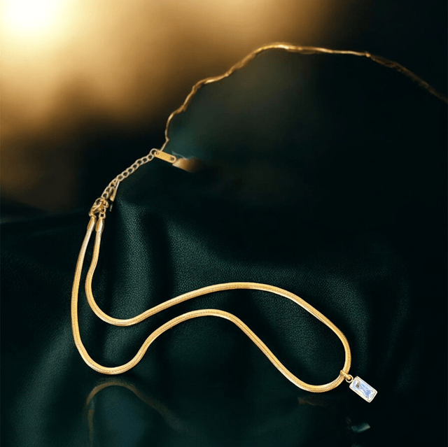 Collier “Élena” – Chaîne en Acier Inoxydable & Pendentif Géométrique Plaqué Or 18K