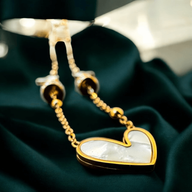 Collier-Ayla-en acier doré et cœurs nacrés
