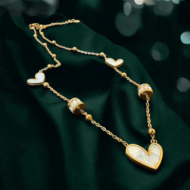 Collier-Ayla-en acier doré et cœurs nacrés